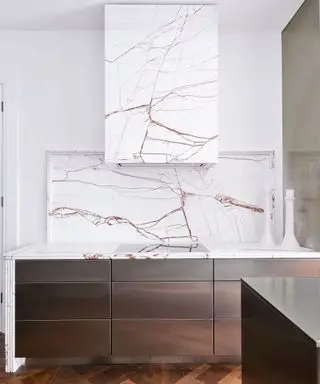 Moderne weiße Küche mit Marmor-Dunstabzugshaube und Holzschränken