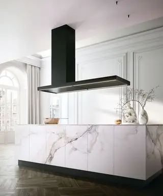 Moderne weiße Küche mit elegantem grifflosem Design und schwarzem Dunstabzug
