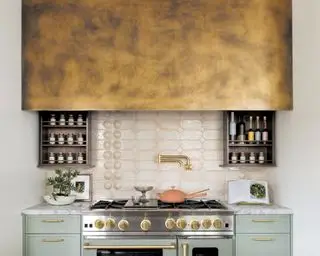 Moderne Küche mit gemusterter Küchenrückwand, blauen Schränken und Dunstabzugshaube