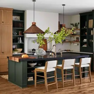 Cucina in legno verde scuro e calda