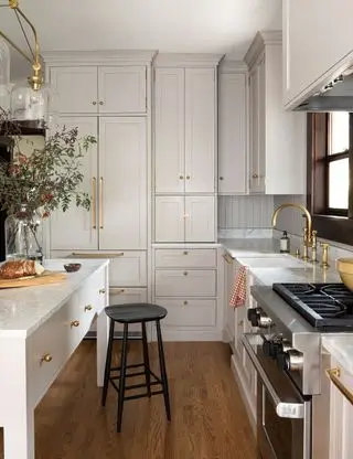 Cucina moderna con mobili shaker verniciati color crema