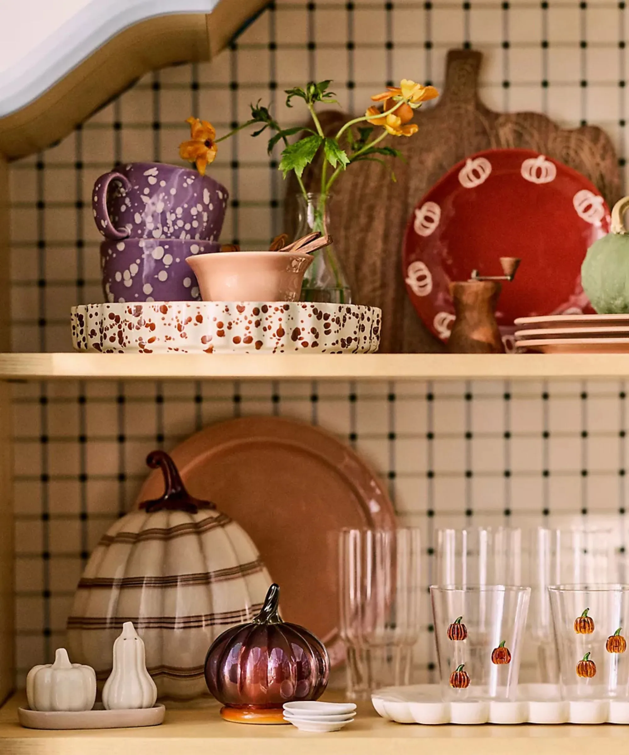 Køkkenhylder stylet med Thanksgiving Pumpkin -tema Dekor Glas og bordvarer' loading='lazy' title=