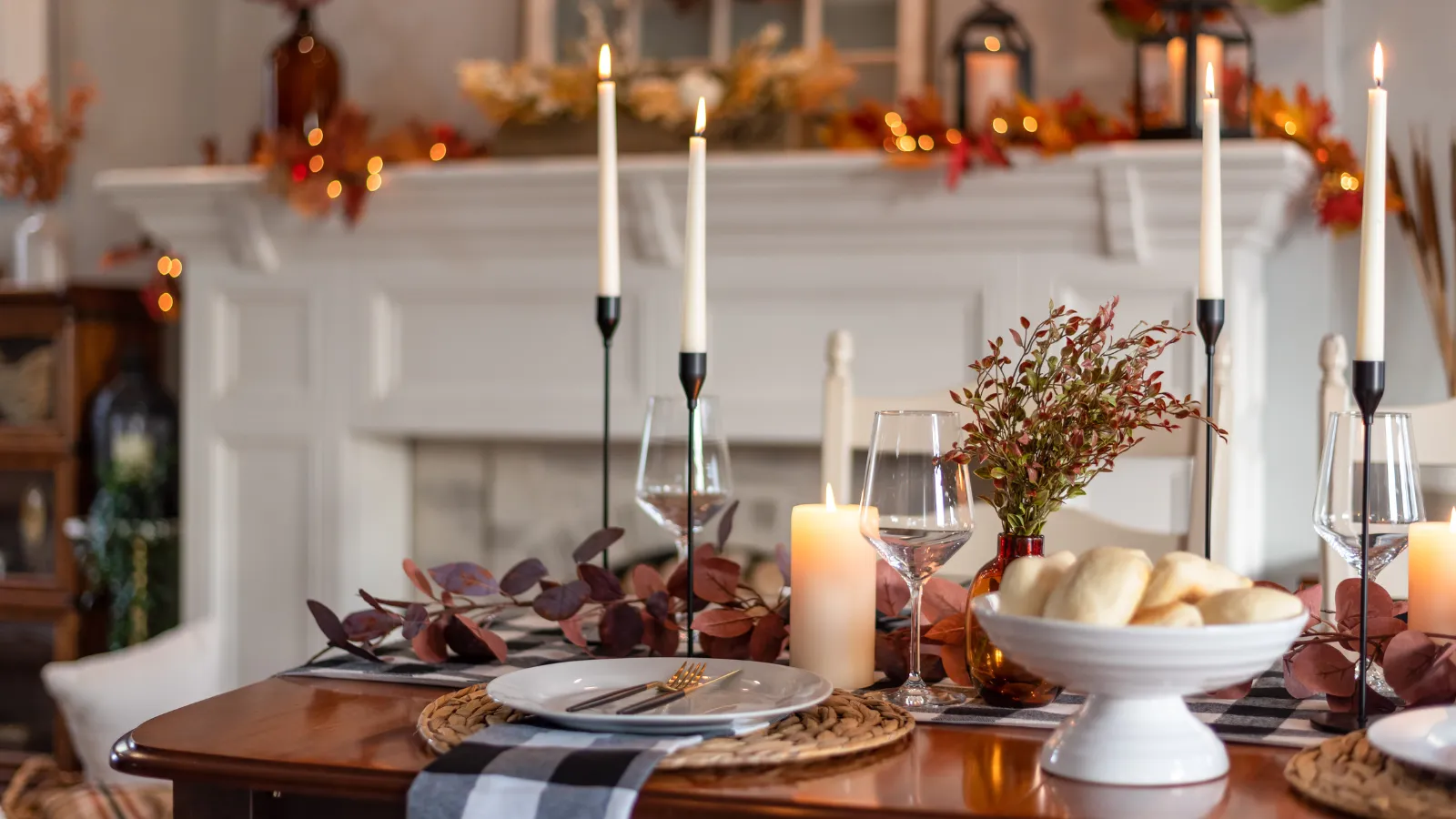 Thanksgiving -bord med pejs i baggrunden' loading='lazy' title=