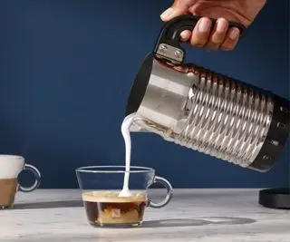 Melkeskummer vs dampstav – hva er best for skummende kaffe?