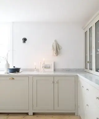 Armadi color crema, piano di lavoro in marmo