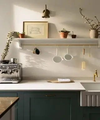 Mobili base verde scuro, ripiano in marmo bianco