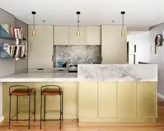 Idea del piano cucina con superficie in pietra