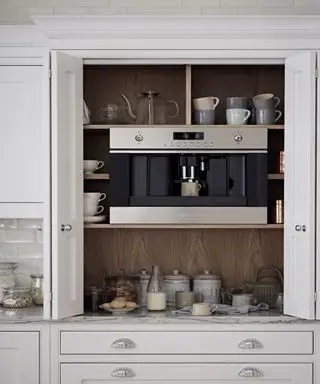 Mobile da cucina grigio con ripiani in legno e macchina per il caffè