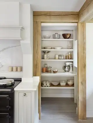 pantry med umalt treramme og åpne hyller i hvitt kjøkken