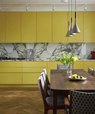 Ideen für eine Pantryküche mit Salbeigrün und Holzboden