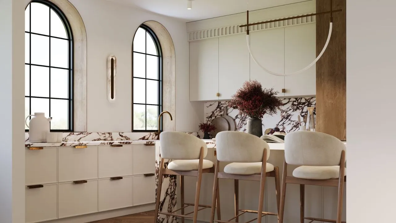 Une cuisine blanc chaud avec comptoirs en marbre et quincaillerie en bronze' loading='lazy' title=