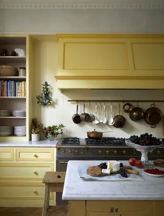 cozinha de fazenda pintada de amarelo