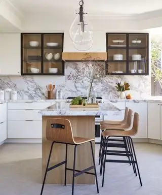 Cocina en blanco y negro con isla de mármol.