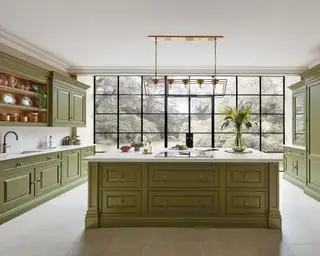 Cocina tradicional con gabinetes verdes y una gran isla.