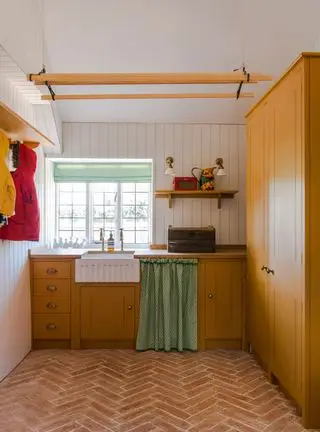 Cocina campestre con gabinetes amarillos.