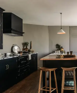 Gabinetes de cocina de color azul cielo pálido con placa para salpicaduras de azulejos de mármol