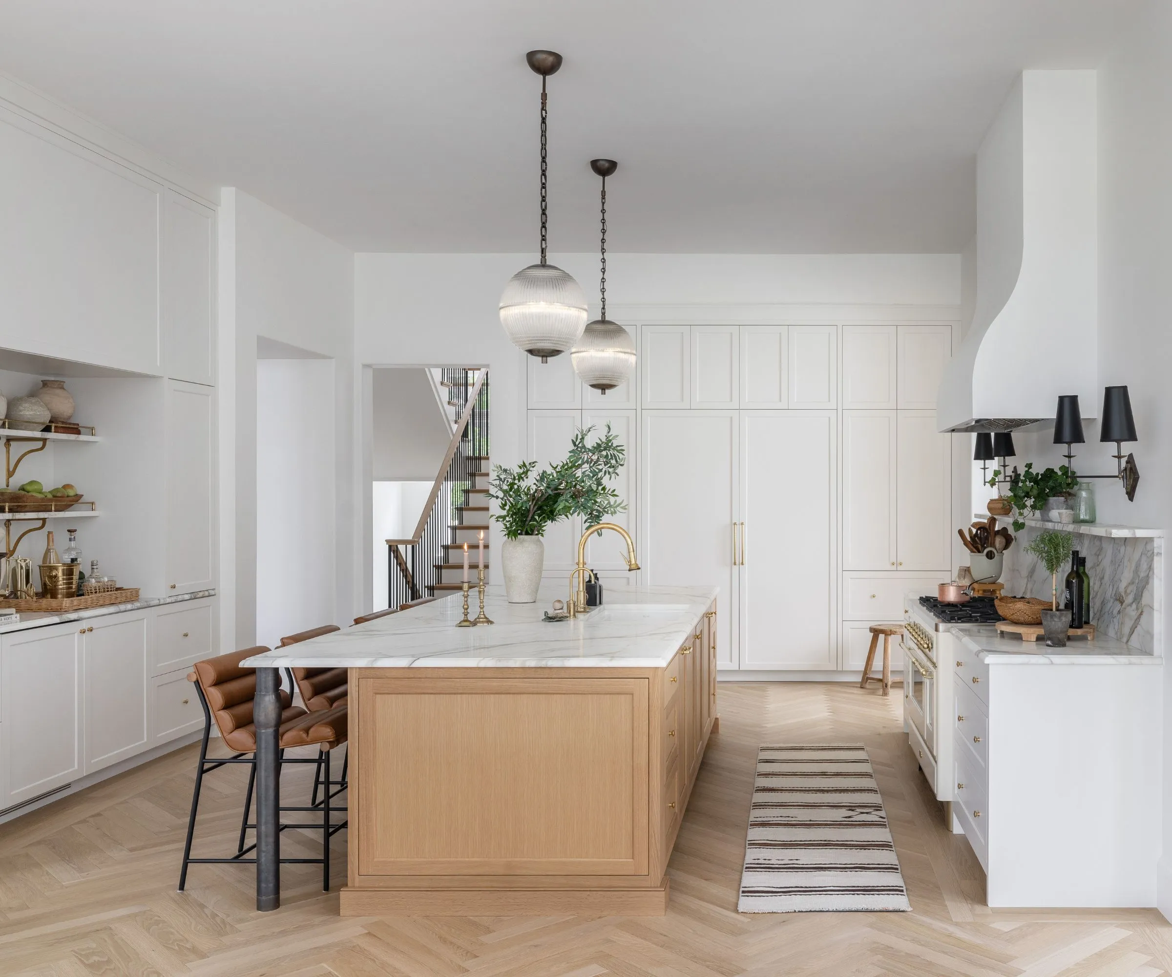 Neutrálna kuchyňa s bielymi skrinkami a dreveným ostrovčekom' loading='lazy' title=