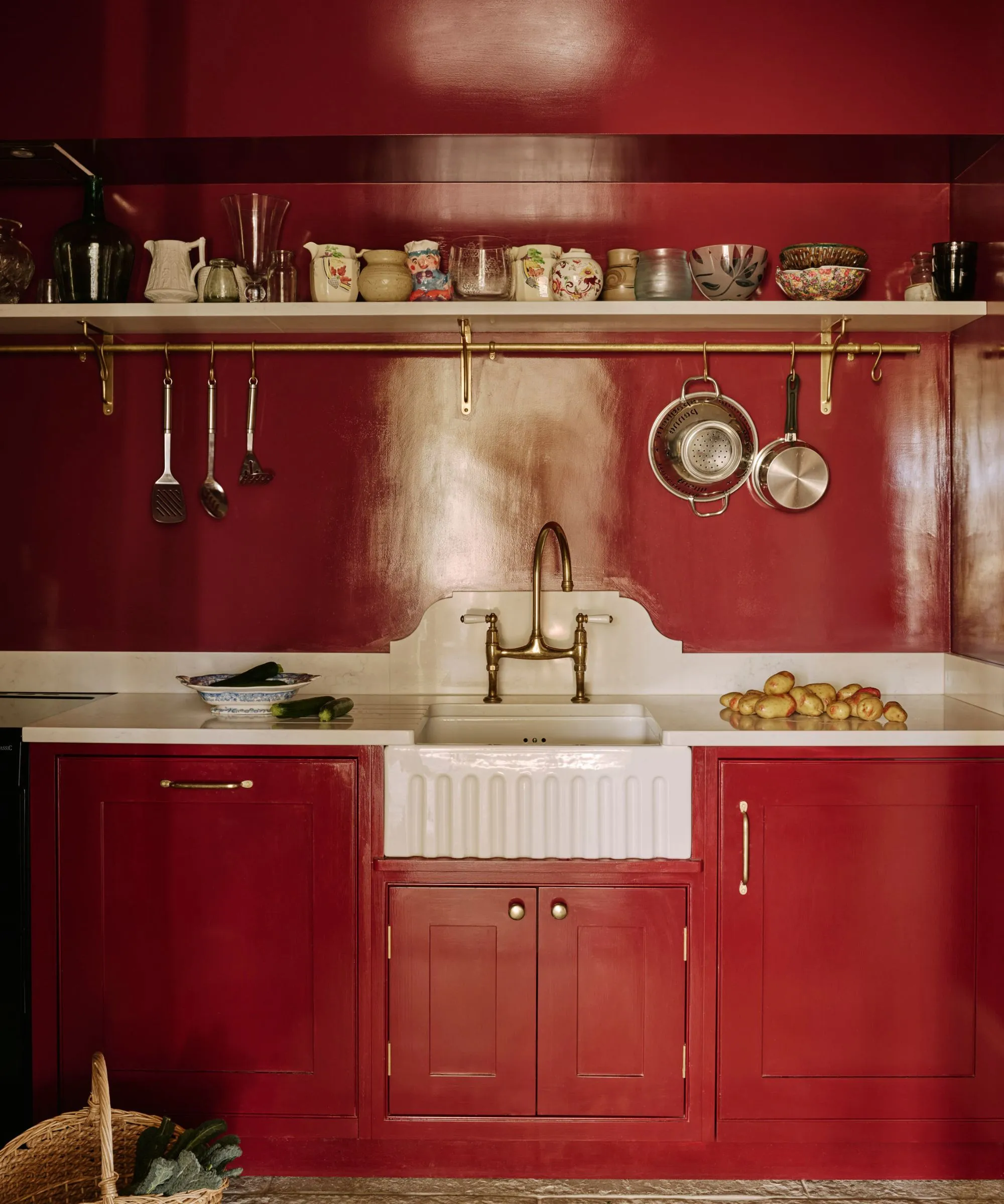 Une cuisine baignée de couleur rouge avec une finition peinture laquée' loading='lazy' title=