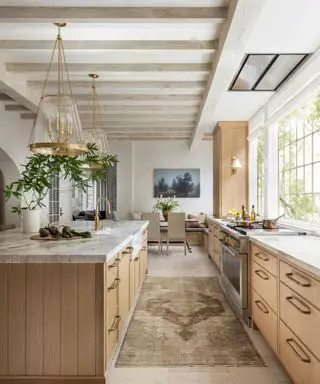 Cocina moderna de estilo rústico con gabinetes inferiores de madera y encimera de piedra.