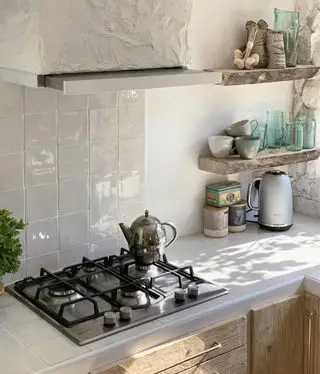 Cuisine blanche rustique avec plans de travail carrelés