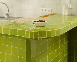 Plan de travail de cuisine carrelé vert
