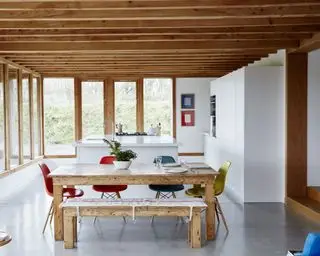 Eine große offene Küche mit Ideen für graue Vinyl-Küchenböden und einer Holzbalkendecke.