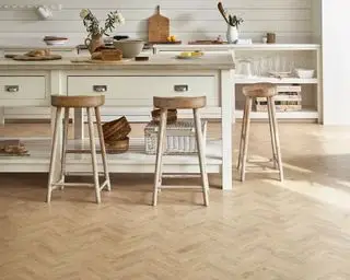 Eine Küche mit Ideen für Vinyl-Küchenböden in Holzoptik im hellen Eichenstil.