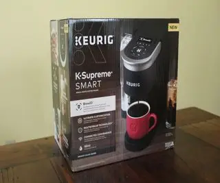 הכנת קפה עם מכונת הקפה Keurig K-Supreme SMART, לצד כוסות K-Cups שונות