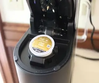 הכנת קפה במכונת הקפה Keurig K-Supreme SMART