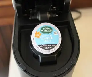 צילום מקרוב של מסך מכונת הקפה Keurig K-Supreme SMART המראה BrewID