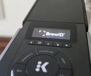 תקריב של Keurig K-cups ב- Keurig K-Mini Plus