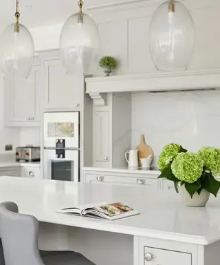 Una cocina con encimeras de piedra.