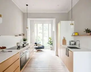 Ideas de cocina de galera con interiores escandinavos