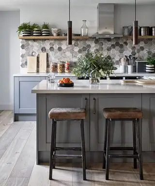 Ejemplo de cocinas de galera en gris con protector contra salpicaduras de azulejos hexagonales.