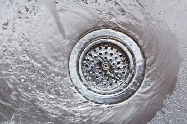 5 důvodů, proč váš dřez nevytéká – a jak to opravit