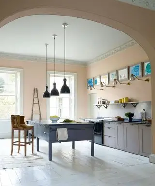 Cocina independiente con pared rosa