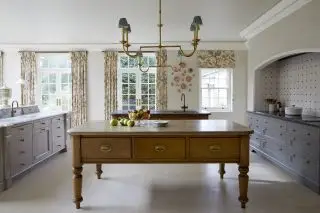 cucina classica in stile francese con isole cucina, tende e mobili blu