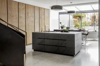 doppie isole cucina nere, mobili in legno, pavimento in pietra