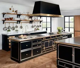 cucina nera con rifiniture in ottone, due isole, ripiani in marmo
