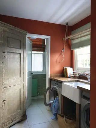 En rustikk vaskeromside med gamle treskap.