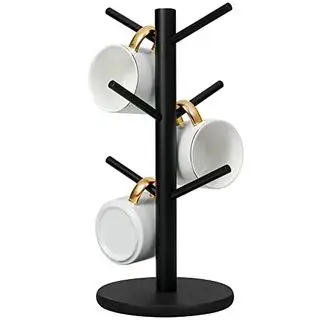 Árbol portavasos negro mate con seis brazos apuntando hacia arriba y base redonda. Hay tres tazas blancas colgadas con asas doradas a la vista.
