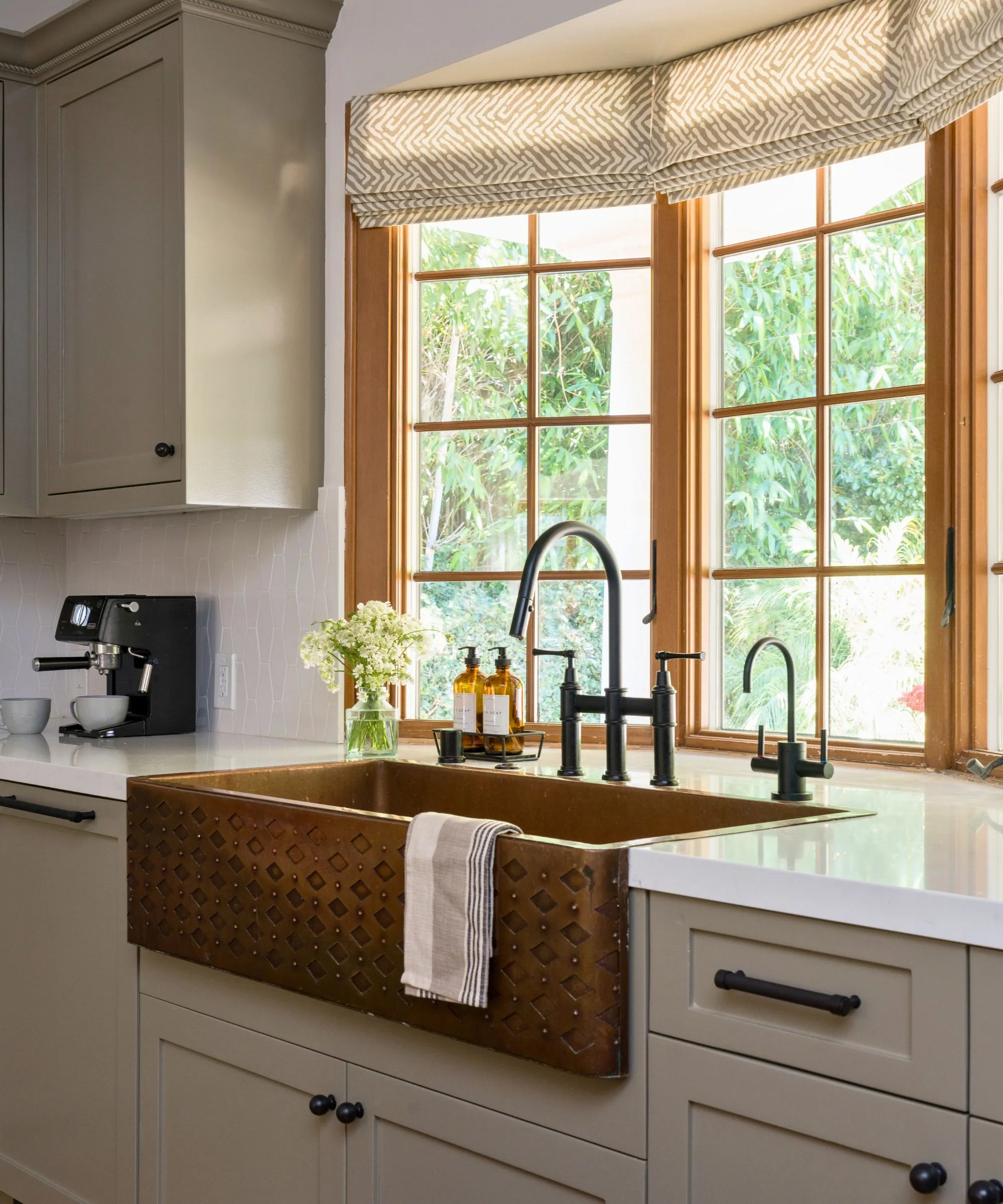 lavello da cucina in ottone nella finestra' loading='lazy' title=