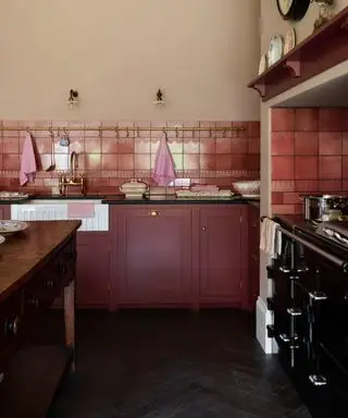 cucine shaker, cucina rossa e tortora con alzatina piastrellata, barra appendiabiti in ottone, mensola, tavolo vintage