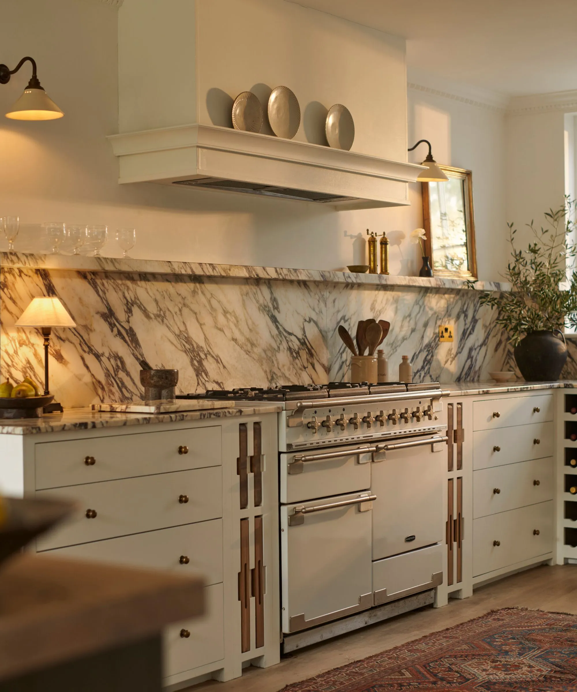 מטבח לבן עם ארונות לבנים ומשטחי שיש ו-backsplash' loading='lazy' title=