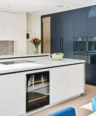 משטחי מטבח במטבח גדול