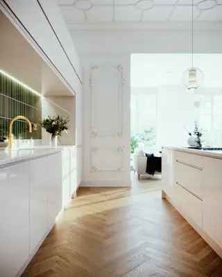 cucina bianca in stile appartamento con pavimento in legno, dettagli architettonici, vista sul divano sullo sfondo, alzatina piastrellata verde