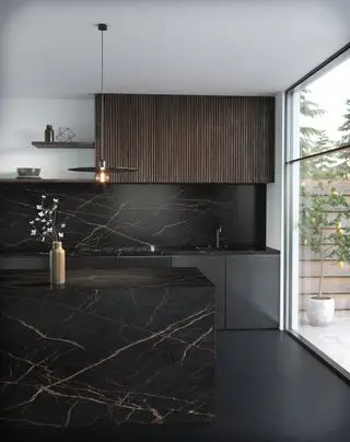 Moderne køkkenideer i sort åremarmor med paneler i træ.