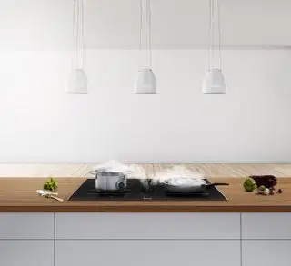 Moderne køkkenideer med Bosch emhætte i hvidt design.