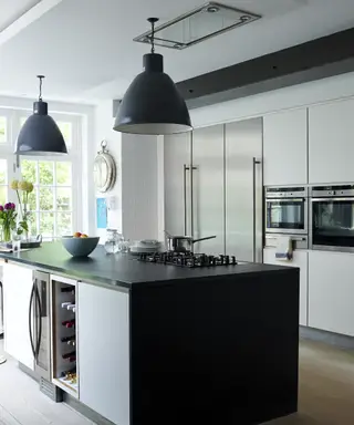 Moderne køkkenideer med mørk bordplade og stænk