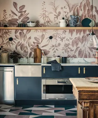 Moderne køkkenideer med skabe i genvundet træ